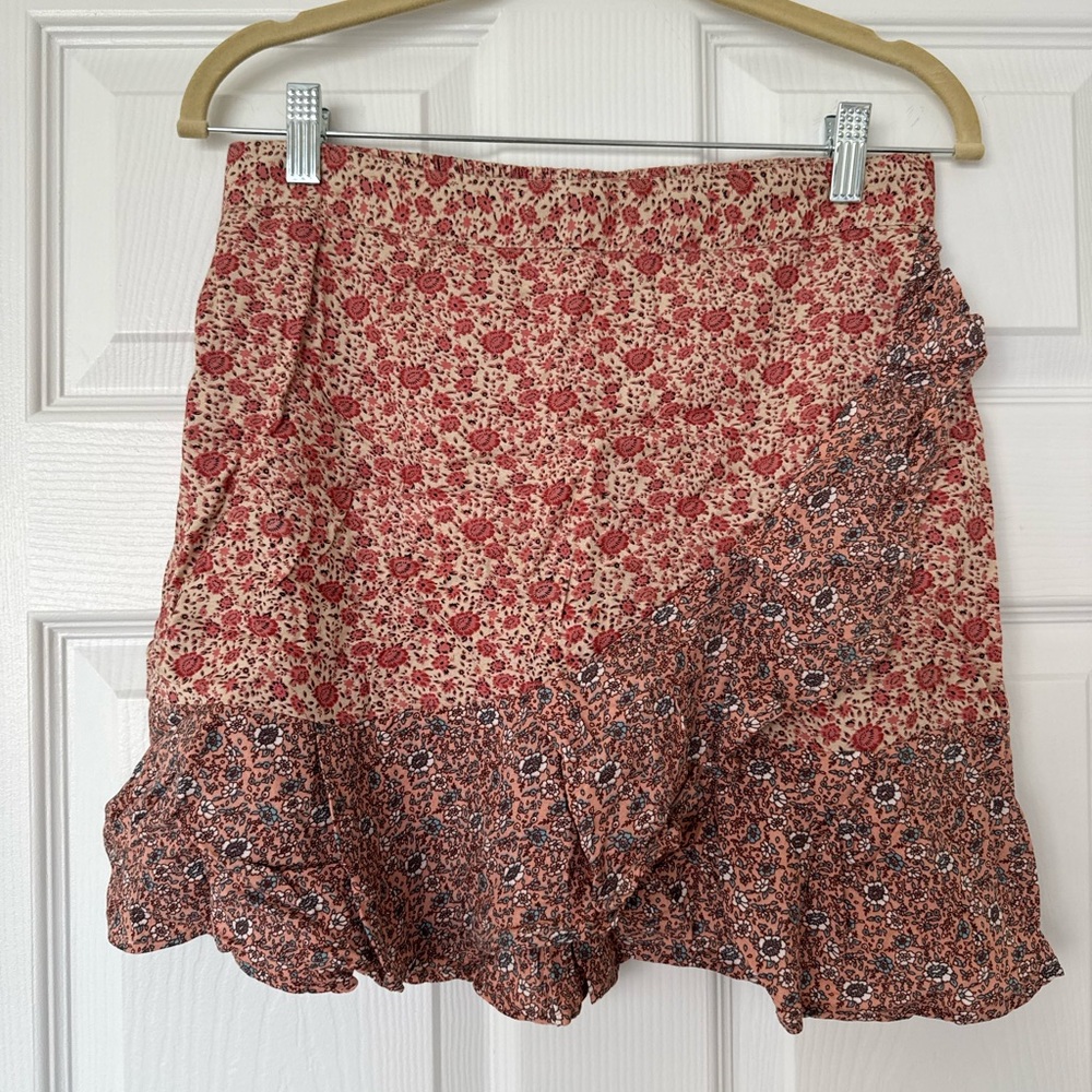 Chic Floral Mini Skirt in Pink and Cream